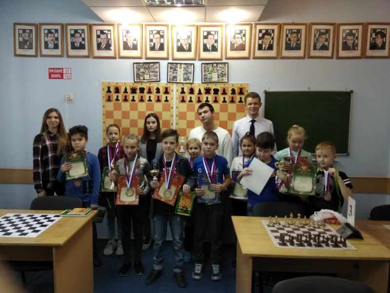 На фотографии изображены победители и призеры открытого первенства клуба «Белая ладья» по шахматам «Осенние каникулы – 2019»