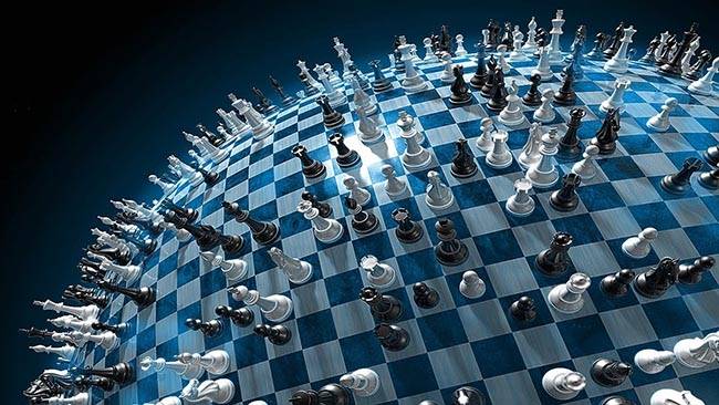 на полукруге в виде шахматного поля размещены черные и белые шахматные фигуры