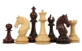 на белом фоне изображены шахматные фигуры
