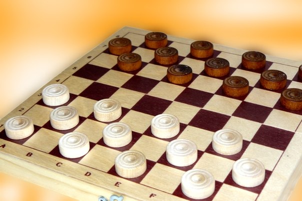 на изображении шашки, расставленные на доске в шахматном порядке