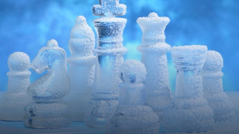 на изображении ледяные шахматные фигуры