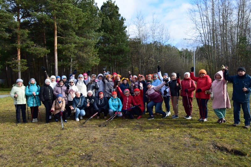 на изображении участники масс-старта по скандинавской ходьбе в парке «За Саймой»