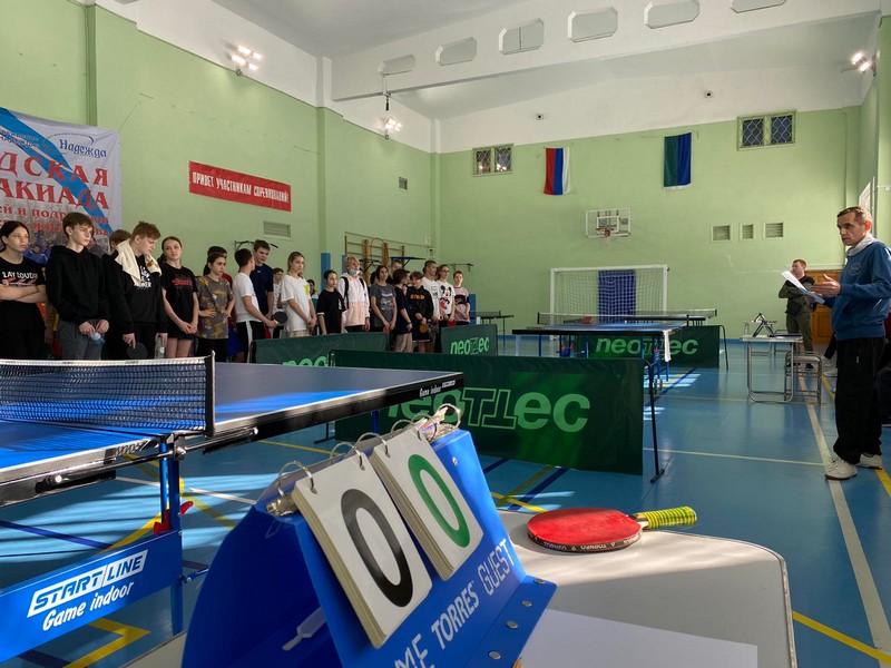 на изображении построение участников соревнований, перед началом игры в настольный теннис, в спортивном зале «Геолог»