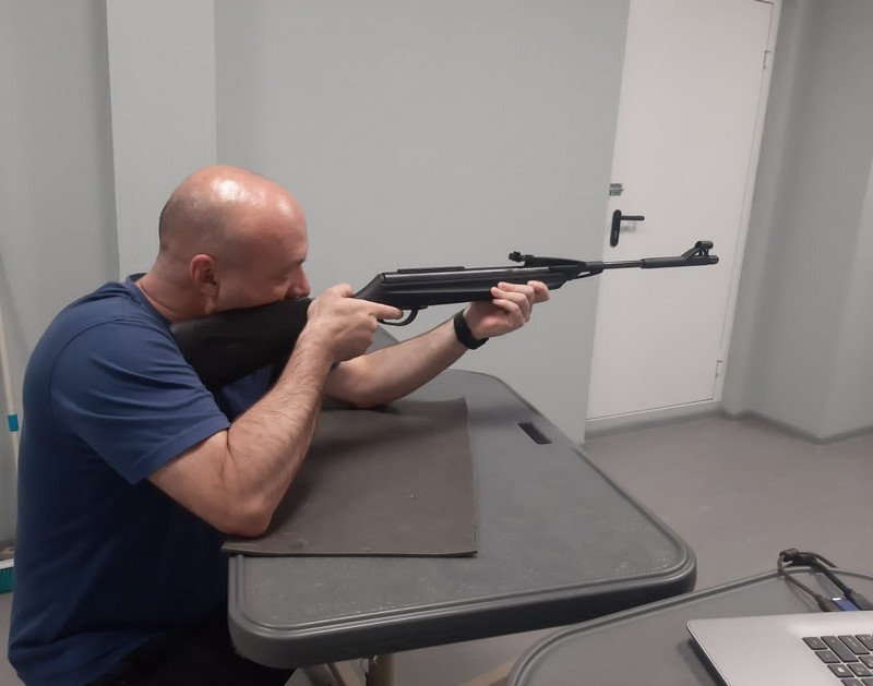  на фотографии мужчина готовится выстрелить из ружья, в рамках сдачи нормативов комплекса ГТО