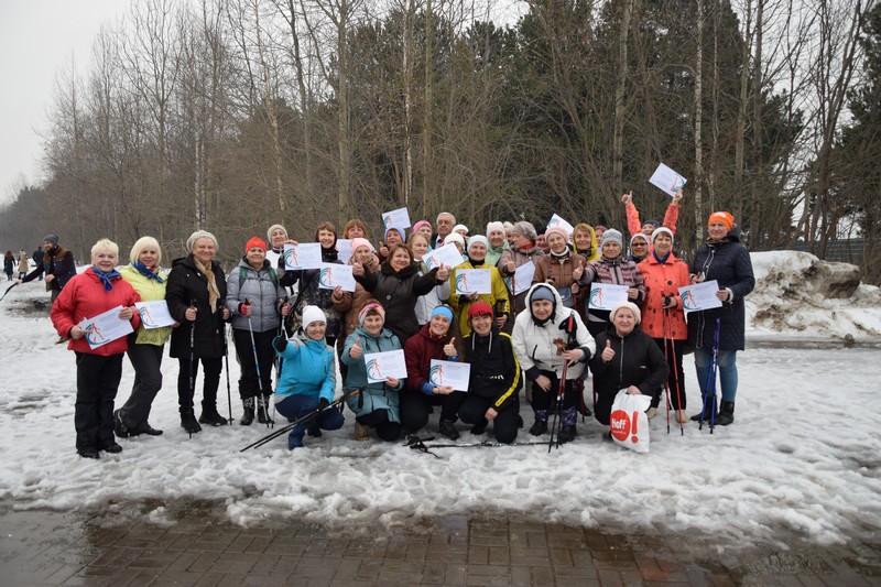 на изображении участники масс-старта по скандинавской ходьбе в парке «За Саймой», после прохождения дистанции и награждения