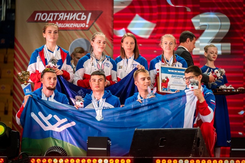 На фотографии изображена сборная СурГПУ. Они заняли 2 место на Всероссийском Фестивале ГТО среди студентов. 