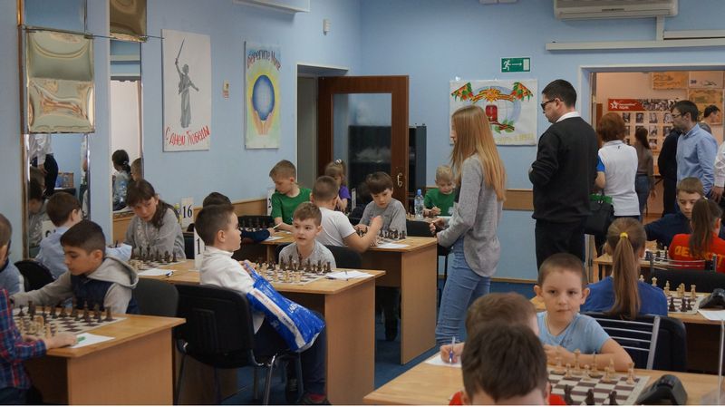 На фотографии изображены мальчики и девочки от 10 до 12 лет они играют в шахматы это участники шахматного турнира, посвященного памяти участника Великой Отечественной войны Георгия Николаевича Никонова.