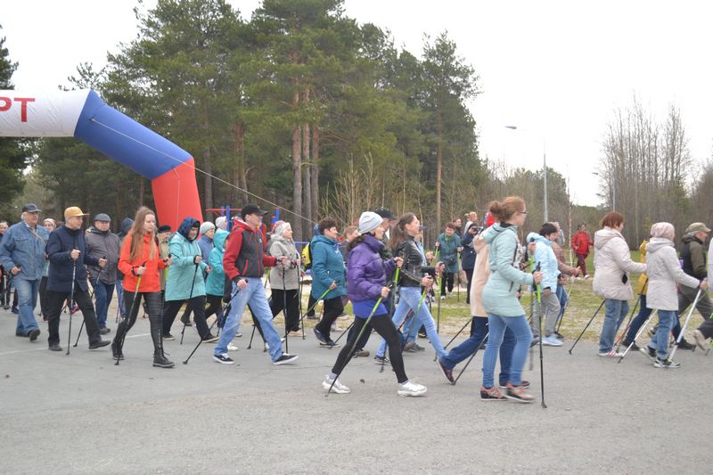 на фотографии изображен массовый старт участников на мероприятии посвященному Всемирному дню скандинавской ходьбы