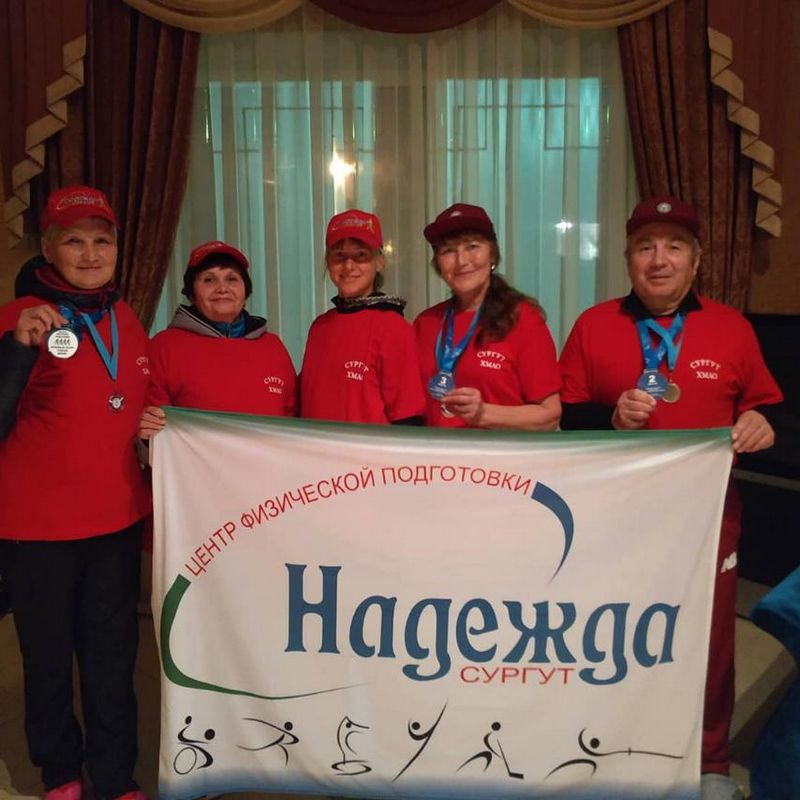 На фотографии изображены участники Московского этапа Кубка Мира по скандинавской ходьбе среди любителей от 18 лет до 70 лет и старше