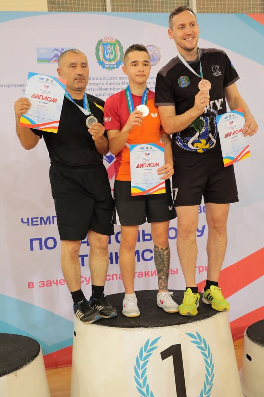На фотографии изображены победители призеры соревнований по волейболу в рамках Чемпионата в зачет Сурдспартакиады Ханты-Мансийского автономного округа-Югры