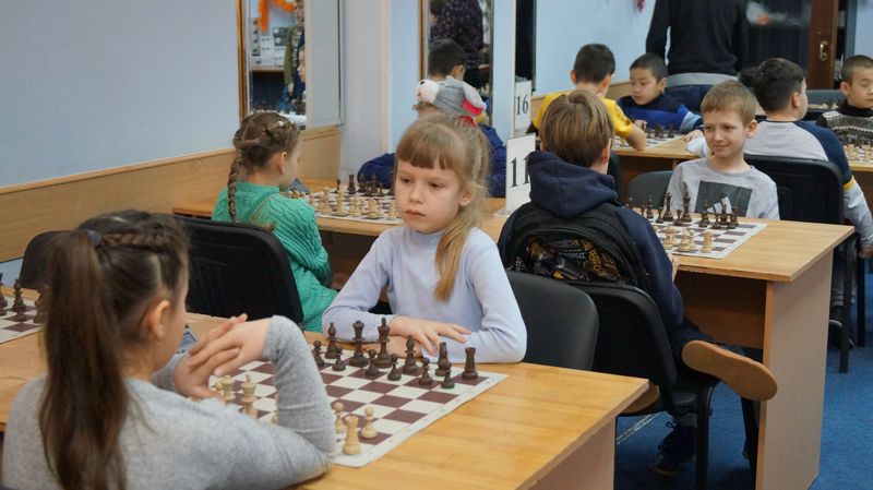 На фотографии изображены участники турнира клуба «Белая ладья» по быстрым шахматам «Навстречу Новому году»