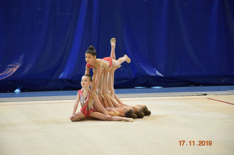На фотографии изображены участницы Открытого первенства МБУ ЦФП «Надежда» по художественной гимнастике по групповым упражнениям