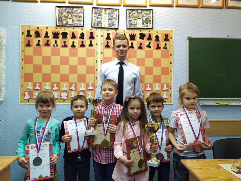 На фотографии изображены призеры турнира по шахматам «Зимняя сказка» для участников не старше 2012 года рождения