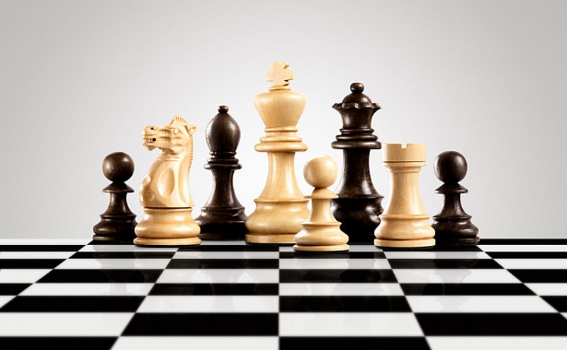 на изображении шахматные фигуры на чёрно-белом поле