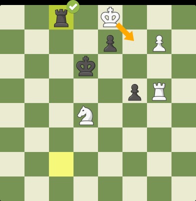 На фото представлена импровизированная онлайн шахматная доска с фигурами.