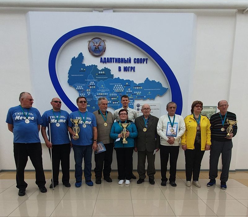 на фото участники и призеры Открытого командного турнира по быстрым шахматам среди инвалидов по зрению на Кубок Югры.