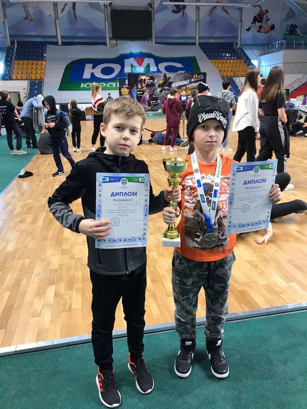 на фото призеры соревнований, с дипломами в руках и кубком, находятся в зале соревнований «ЮграМегаСпорт» в городе Ханты-Мансийске