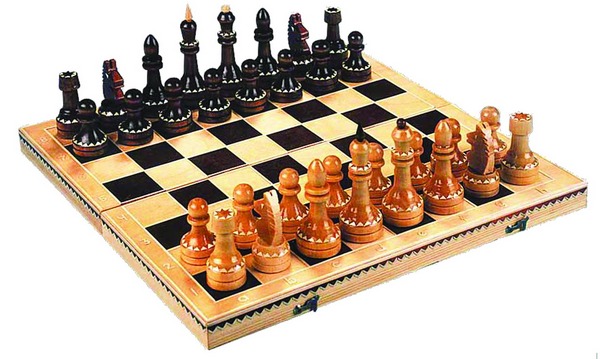 изображена шахматная доска с расставленными на ней фигурами