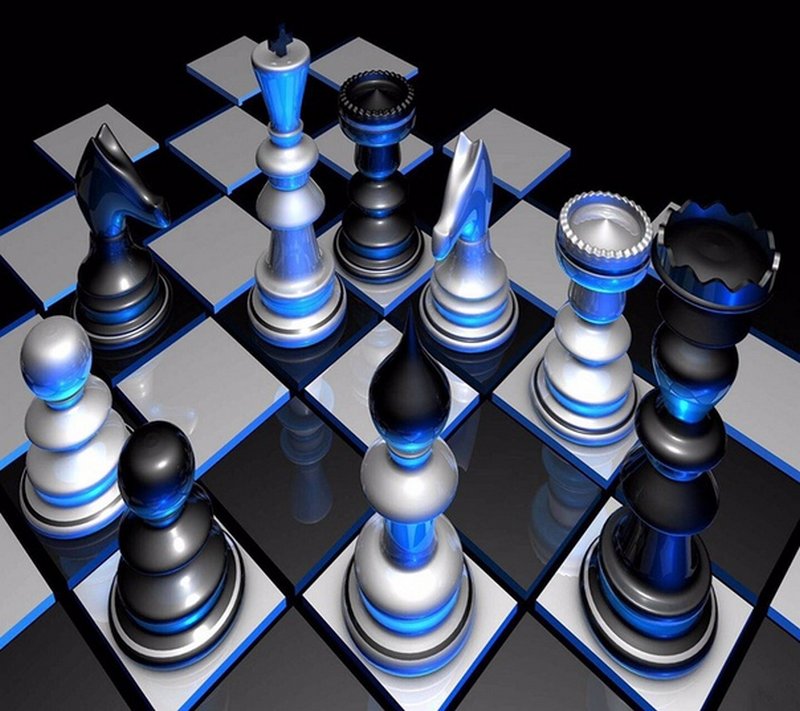 на изображении шахматная доска с фигурами синего и серебристого цвета