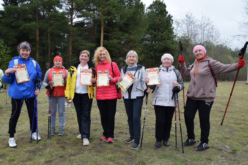 на фото участники масс-старта по скандинавской ходьбе в парке «За Саймой» с дипломами после награждения