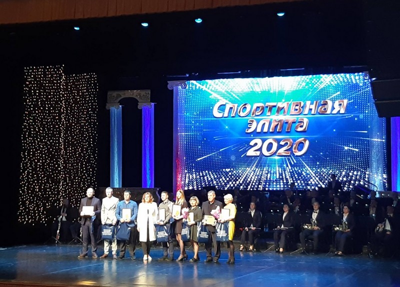 на изображении награждение лауреатов премии «Спортивная Элита-2020» на сцене Сургутской филармонии