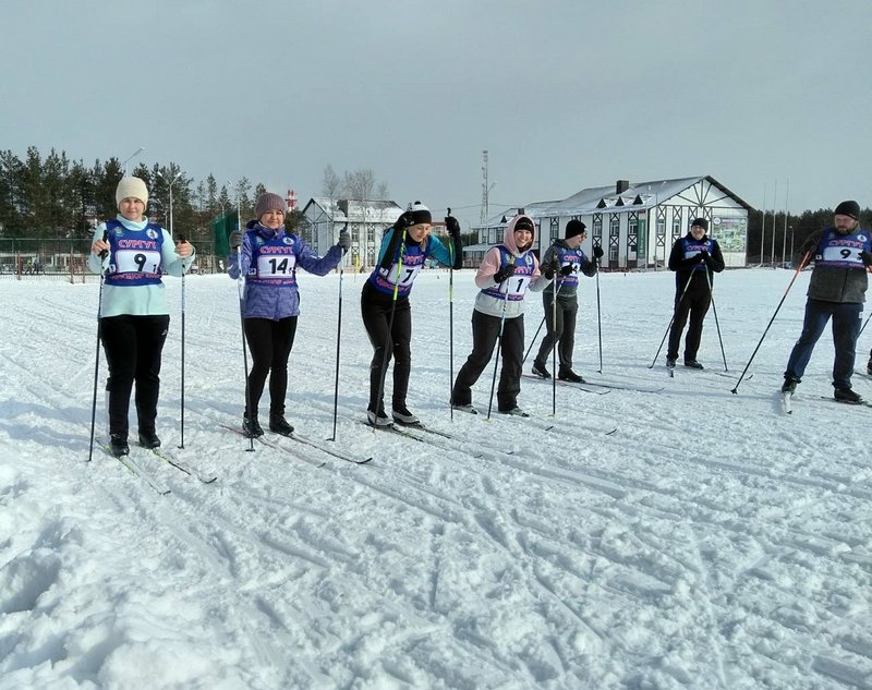 на изображениях участники лыжной гонки, соревнований в зачет городской Спартакиады «Папа, мама, я»