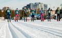 на изображении участники «Сургутской лыжни — 2022», готовятся к старту